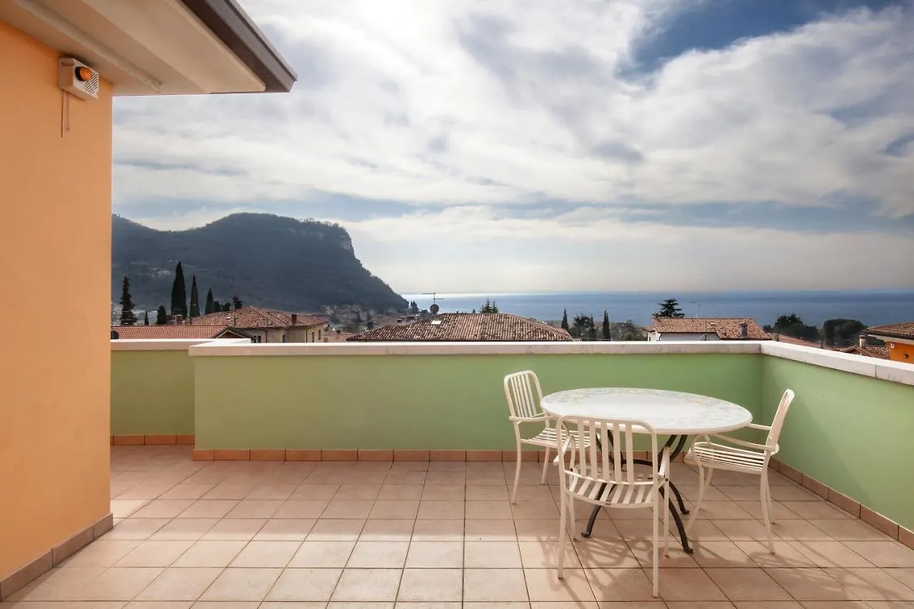 Regina Gardesana Apartment With Pool  Garda (Verona)