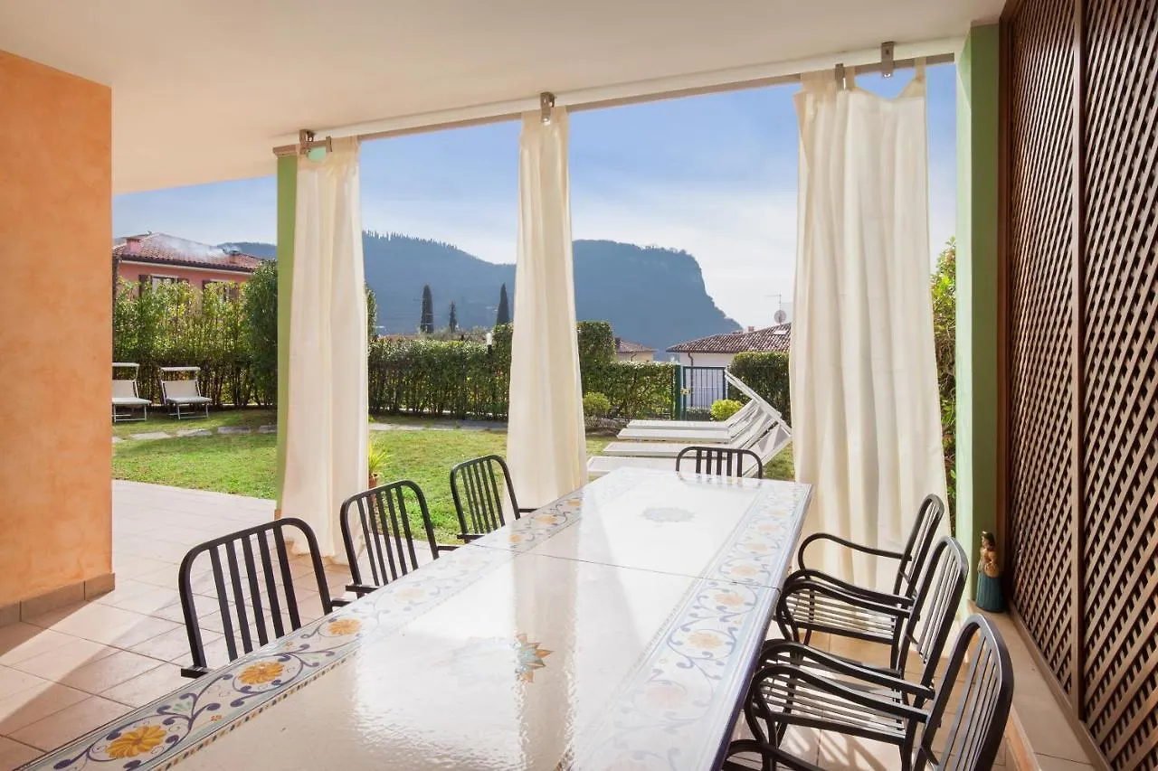 Regina Gardesana Apartment With Pool