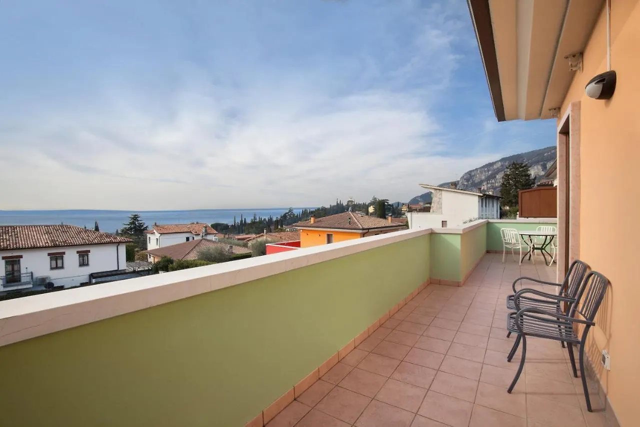 Regina Gardesana Apartment With Pool Italy