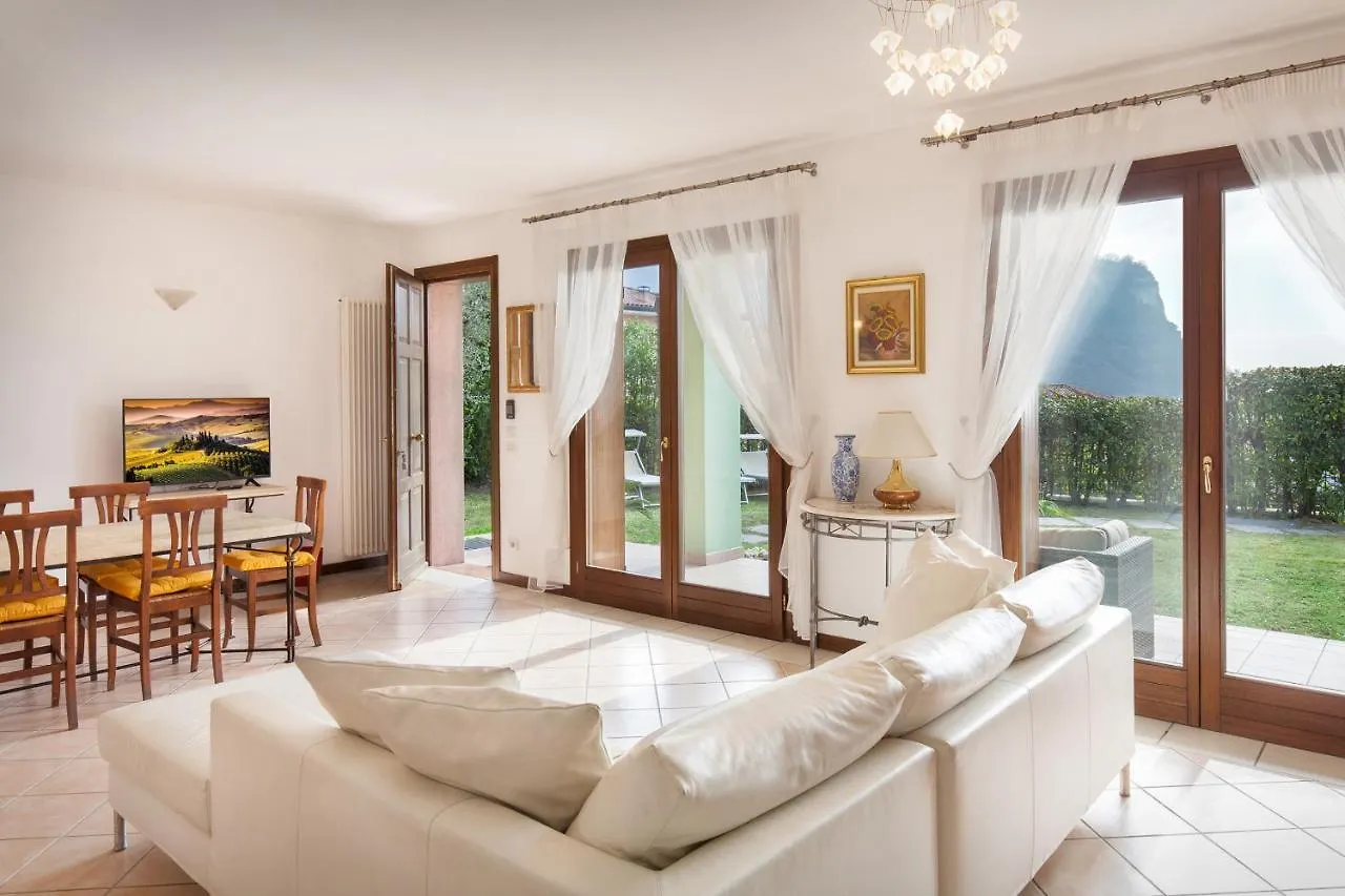 Regina Gardesana Apartment With Pool