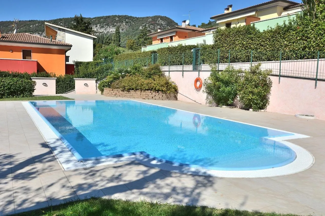 Regina Gardesana Apartment With Pool Italy
