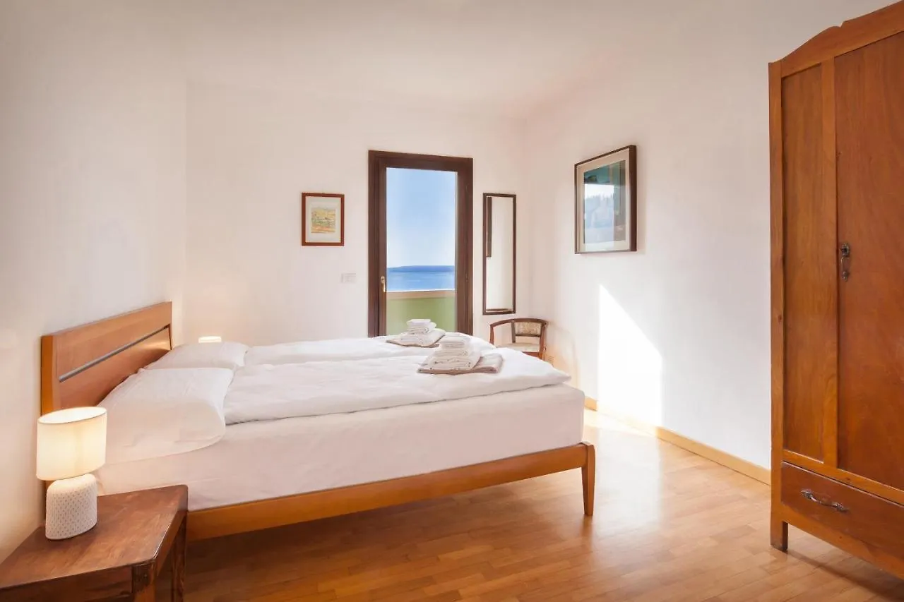 Regina Gardesana Apartment With Pool