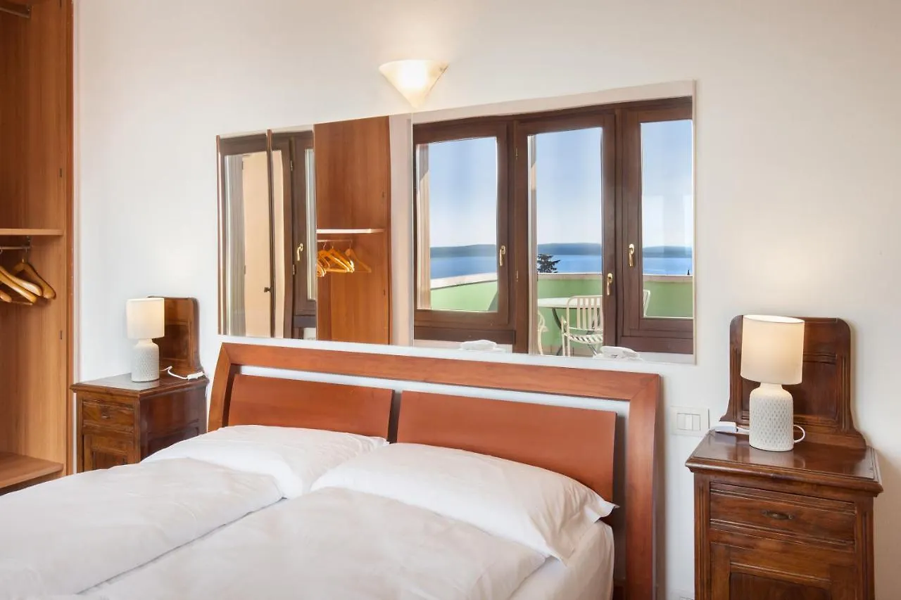Regina Gardesana Apartment With Pool Italy