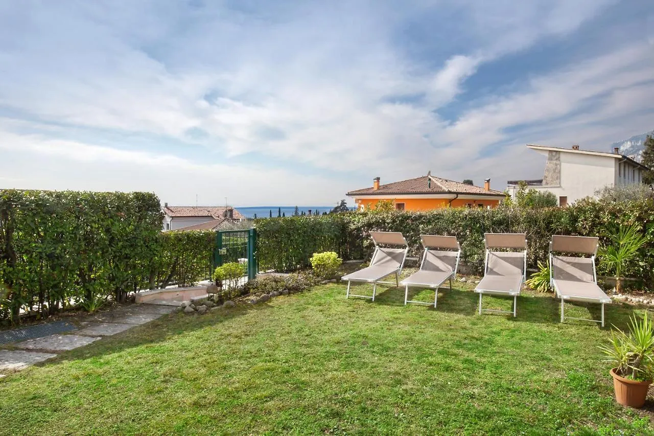 Regina Gardesana Apartment With Pool